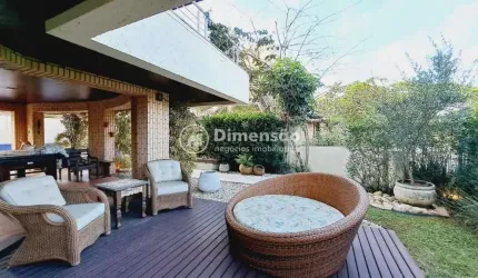 Casa alto padrão em Jurerê IN, 5 suítes, 4 vagas de garagem, suana, piscina...