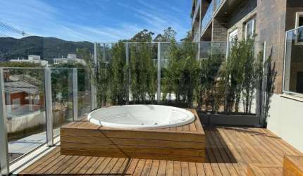 Aquele aparatmento Graden comjacuzzi e vista.