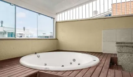 Cobertura duplex mobiliada e com jacuzzi,  próximo ao open shopping em Jurerê In