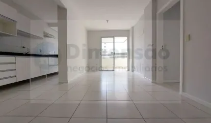 Amplo apartamento de 2 dormitórios com suíte e 2 garagens no Itacorubi