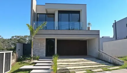 Casa nova com 3 suites e piscina no Bella Citta