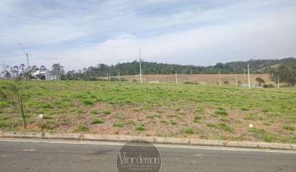 Terreno plano no condominio Paradise Gardens