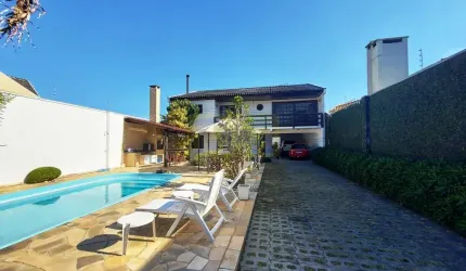 Sobrado à venda com 252m² no bairro Pineville - PINHAIS / PR