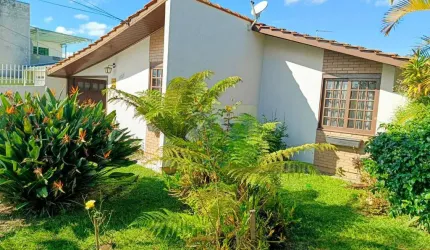 Casa Espaçosa com Terreno Amplo e Edícula em Pinhais - Conforto e Versatilidade