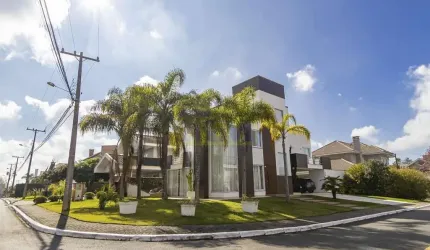 Triplex de esquina em Condomínio Fechado com 323m² construídos e 4 quartos!