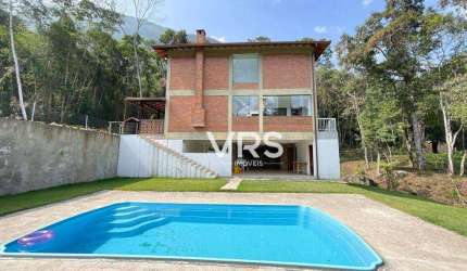 Casa incorporada à natureza no bairro de Três Córregos