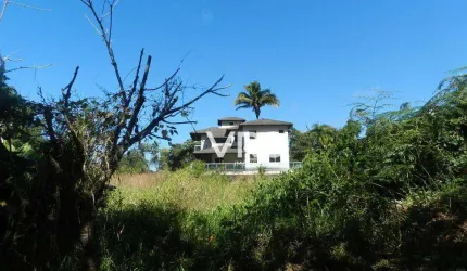 Casa em construção localizada em dois terrenos totalmente planos
