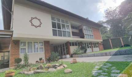 Imperdível casa à venda em Nova Friburgo-RJ, Parque São Clemente, 6 quartos, 3 suítes, 3 salas, 5 banheiros, 4 vagas, 471m².
