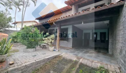 Imponente casa à venda em Piratininga, Quadra da Praia - 3 quartos, 1 suíte, 2 salas, 4 banheiros, 2 vagas, 200m²!