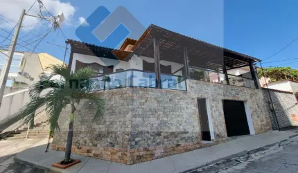 Casa à venda no Fonseca, dentro de condomínio, com piscina e churrasqueira.