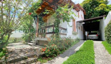 Imperdível: Casa duplex à venda no Fonseca, Niterói-RJ, 6 quartos, 3 suítes, 3 salas, 6 banheiros, 3 vagas de garagem, 220m²!