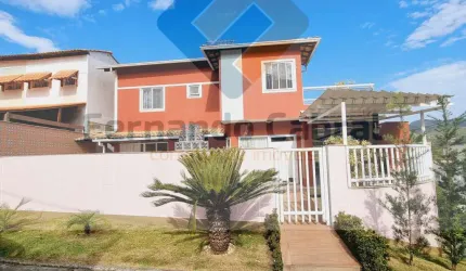 Casa à venda em Pendotiba, dentro de condomínio com três dormitórios.
