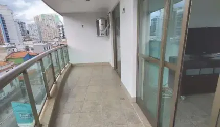 Apartamento com 1 quarto (suíte), de frente, com vista lateral mar e porteira fechada.