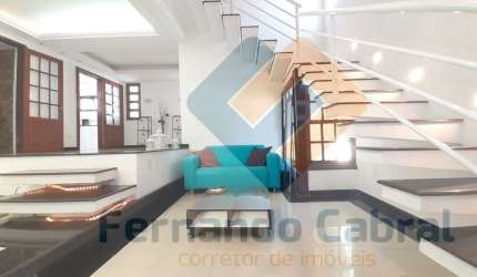 Casa à venda em Pendotiba, alto luxo com quatro quartos.