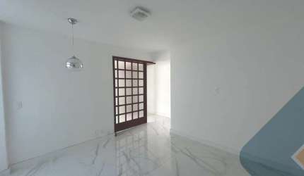 Incrível apartamento reformado e vazio no Ingá.