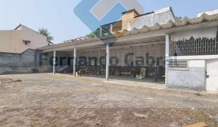 Galpão para locação em Niterói-RJ, Santa Rosa: 450m², 1 sala, 1 banheiro. Aproveite já!
