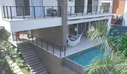 Linda casa em condomínio de luxo em Pendotiba, Niterói-RJ: 4 quartos, 3 suítes, 4 banheiros, 4 vagas, 365m². Venha conferir!