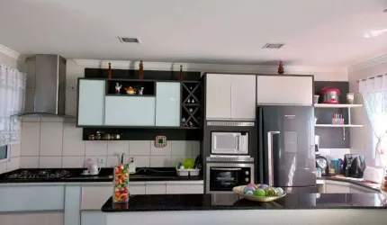 Sobrado para venda possui 133 metros quadrados com 3 quartos em Jardim Stella - Santo André - SP.
