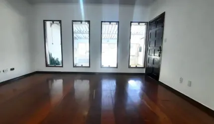 Sobrado no coração do Jardim do mar com 4 quartos e 3 vagas.