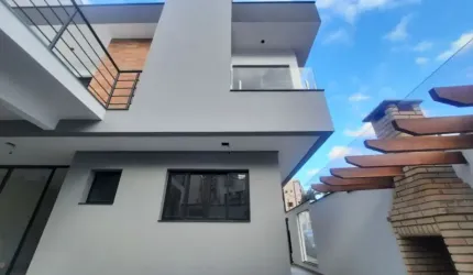 Sobrado novo com conceito moderno com 3 suítes e 2 vagas.