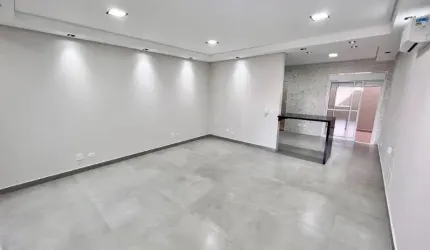 Sobrado novo no Mirandópolis com 3 quartos e 3 vagas.