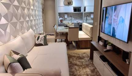 Apartamento lindamente decorado e mobiliado com suíte - 54m2, 01 vaga, andar alto com vista  para o centro e Face Norte!