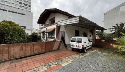 Casa residencial com 4 quartos  para alugar, 134.50 m2 por R$6200.00  - Centro - Joinville/SC