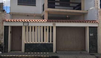 Casa no centro com potencial comercial