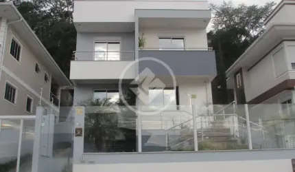 Linda casa localizada em São José codigo: 55700