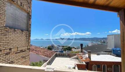 Bela casa com vista mar possuindo 3 quartos e 2 banheiros no bairro Estreito/Florianópolis-SC codigo: 61166