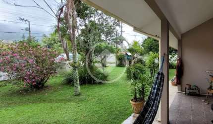 Casa de 04 dormitórios, 01 suite rodeada de jardim em Campeche codigo: 82898
