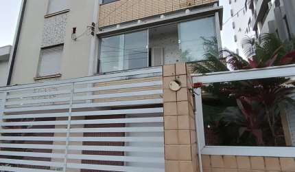 Apartamento de frente a 2 quadras da praia na Aparecida, 2 dormitórios, sacada e garagem demarcada.