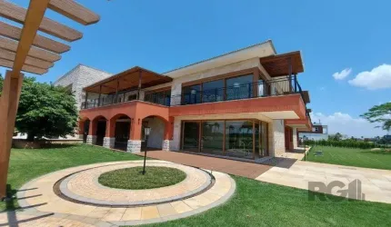 Casa para comprar com 2100 m° de área Construída no Condomínio Ponta da Figueira