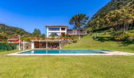 Casa com vista para o Lago Comary, no condomínio da CBF, em Teresópolis.