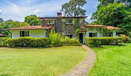 Casa com 10 quartos em condomínio no Cuiabá, Petrópolis.