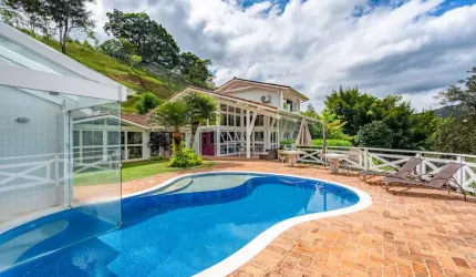 Casa com 4 em condomínio em Nogueira, Petrópolis.