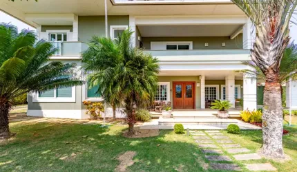 Casa de alto padrão com 5 quartos em condomínio no centro de Teresópolis