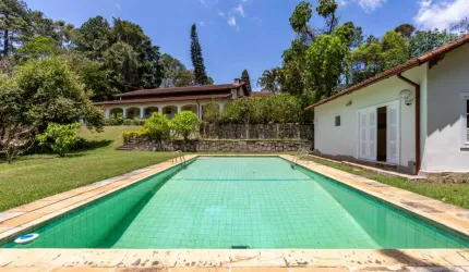 Casa linear com 4 quartos, terreno plano em Quebra Frascos