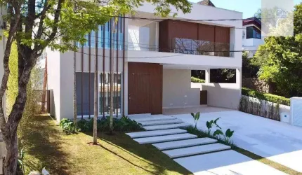 Casa nova de Altíssimo Padrão com finos acabamentos em condomínio com ótima localização!