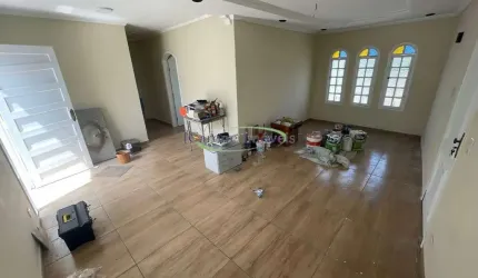 Casa sobreposta alta com piscina no bairro Jockei Clube em São Vicente / SP