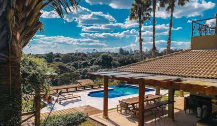 Casa à venda em condomínio fechado na Granja Viana - vista deslumbrante, integração perfeita e lazer completo!