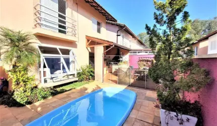 Casa com 3 suítes em condomínio na Granja Viana
