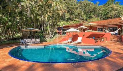Casa à venda em condomínio fechado em Cotia - lazer completo, espaço para toda a família e 3.800m de terreno privativo!
