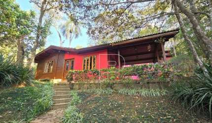 Casa em condomínio na Granja Viana!