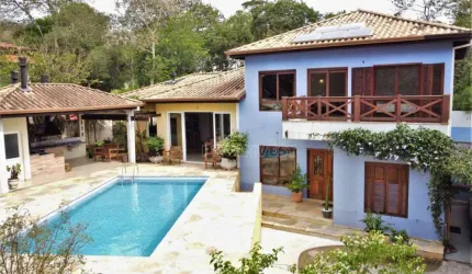 Casa com fino Acabamento e aquitetura planejada em Condomínio com segurança 24hs. Vila Verde. SP
