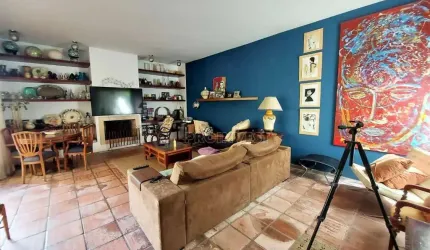 Casa no Miolo da Granja Viana.
