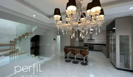 Sobrado em condomínio fechado com cinco quartos sendo quatro suites no bairro Glória - Joinville/ SC