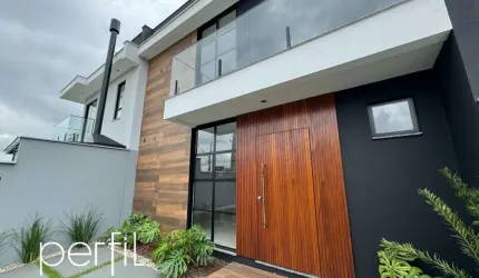 Sobrado geminado no bairro Bom Retiro, com 3 quartos sendo uma suite e ótima área de fundos -Joinville