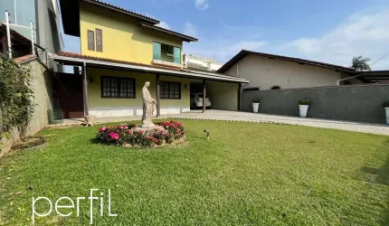 Casa Sobrado a venda com tres quartos sendo uma suite e piscina no bairro Aventureiro - Joinville/ SC