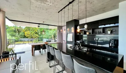 Imperdível casa à venda em Joinville-SC, bairro Floresta: 3 quartos, 3 suítes, 3 salas, 6 banheiros, 3 vagas de garagem, 290,35 m².